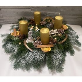 Adventi koszorú manóval