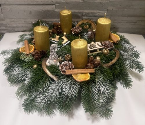 Adventi koszorú manóval