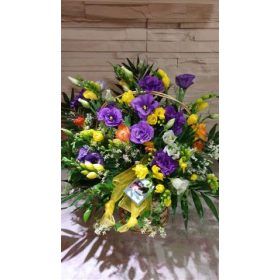 Virágkosár fréziákból és szellőrózsákból