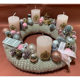Rózsaszín gyertyás adventi koszorú őzikével