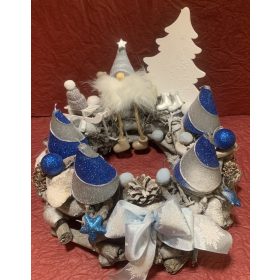 Adventi koszorú lógó lábú manóval