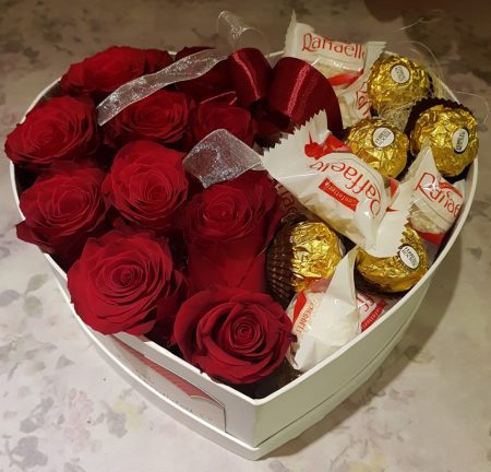 Szív alakú rózsabox csokival