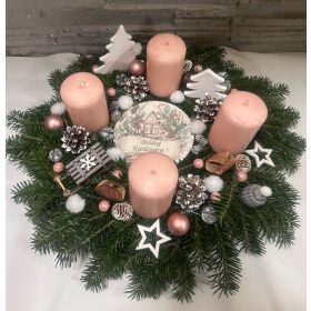 Adventi koszorú Boldog Karácsonyt! táblával