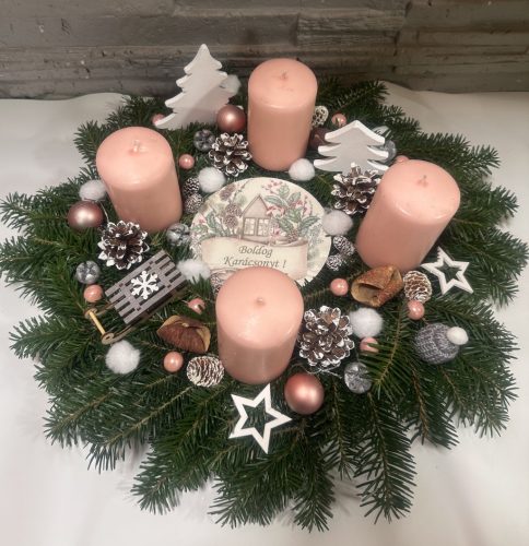 Adventi koszorú Boldog Karácsonyt! táblával