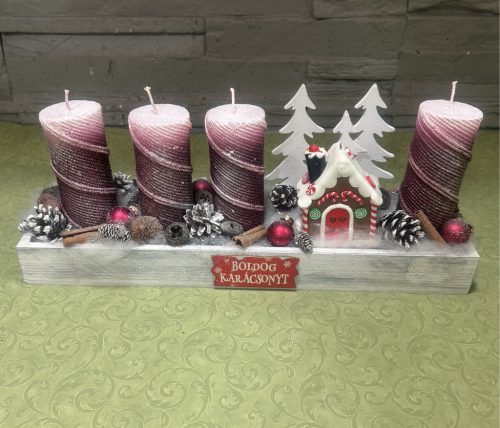 Adventi asztaldísz mézeskalács házikóval