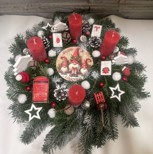 Adventi koszorú manós táblával